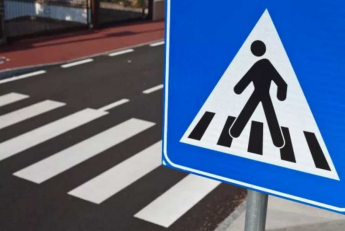 Водители! Будьте предельно внимательны при   приближении к пешеходному переходу!